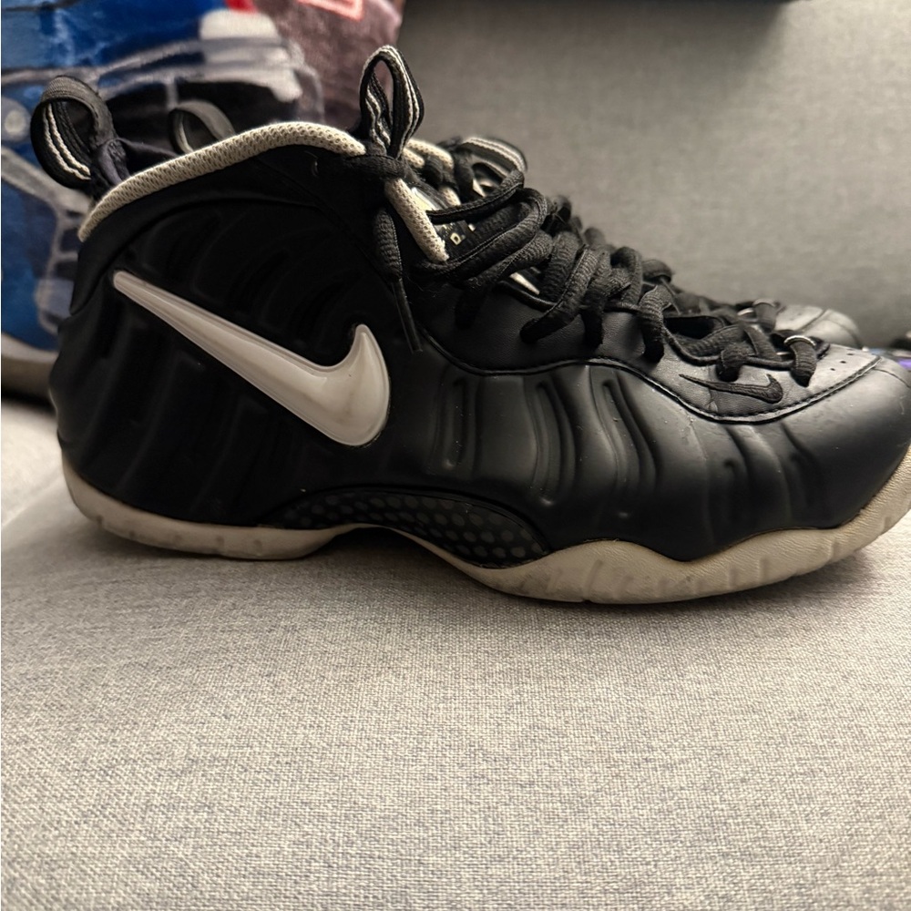 Nike Men’s  Black and White Sneakers